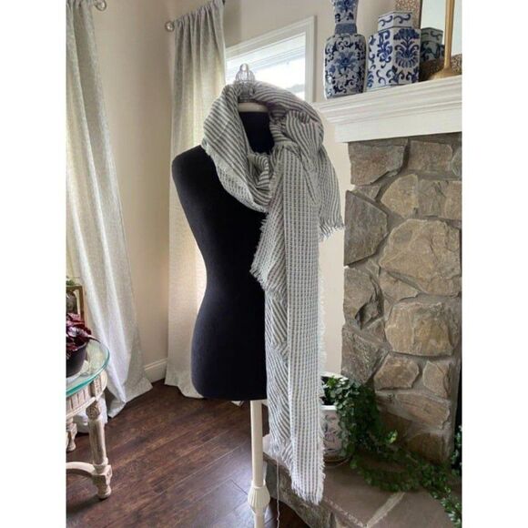 Gray and White Scarf - Picture 1 of 1